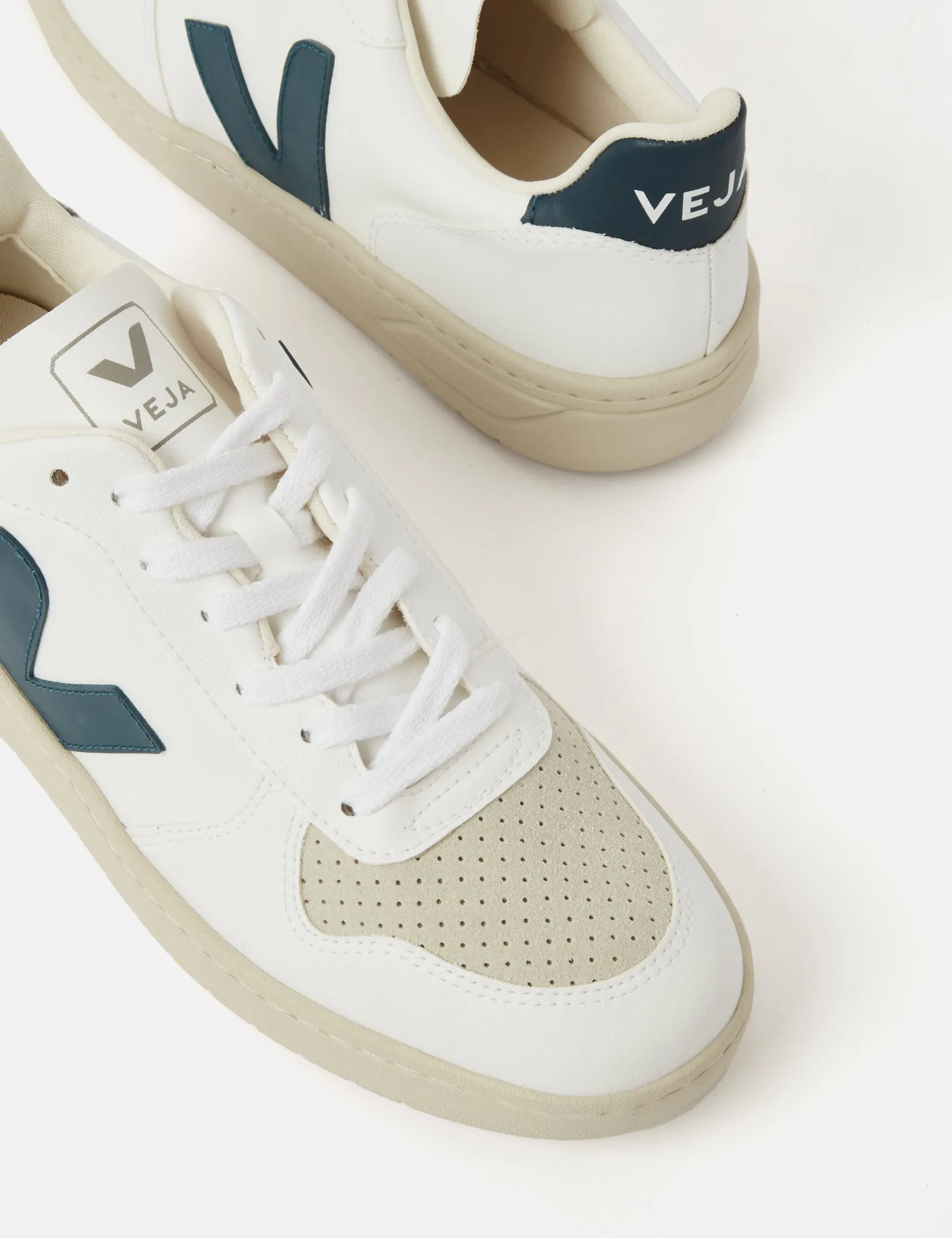 Veja V-10 CWL Trainers - White/California